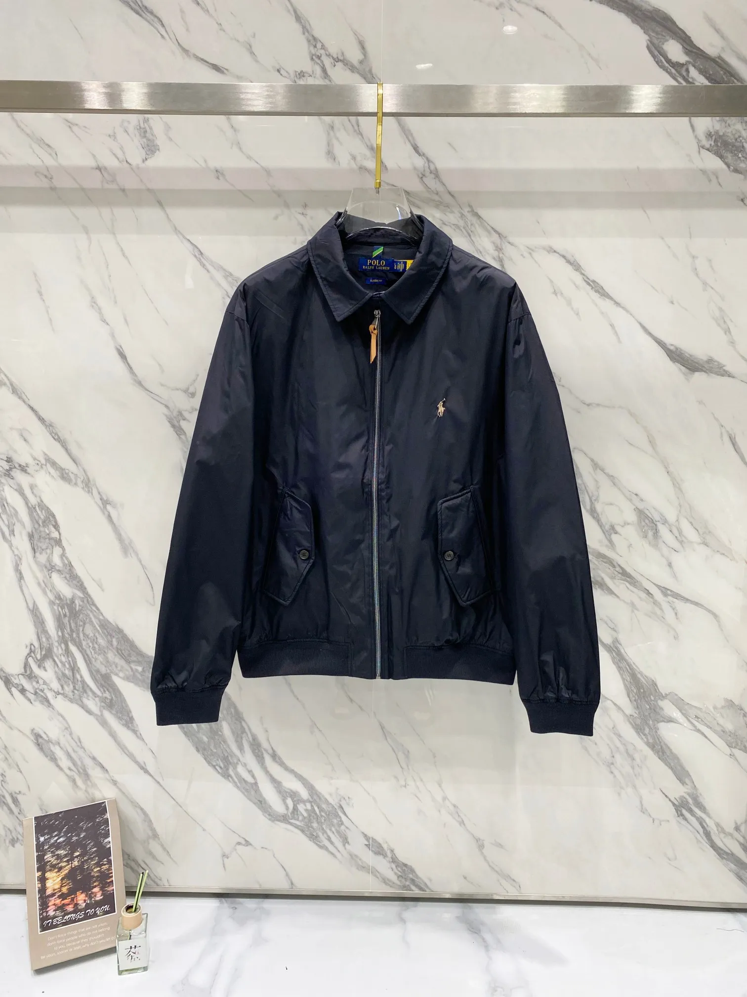 P370 Ralph Lauren classic solid color LOGO embroidered jacket. Original customer-supplied high-quality fabric. Ingredients: 100% T. Added three-proof technology. Windproof, waterproof and anti-fouling. The fabric is added with glue technology. The fabric surface is smooth, crisp and stylish. This style of clothing seems simple and unremarkable, but the workmanship is complex. There are many details. The small lanyard design of the inner pocket also achieves the same details as the original version. The hem and cuff threads are imported high-density high-speed threading machine. The overall tightness and style The pony embroidery on the chest is embroidered with an imported Behringer embroidery machine. The smaller the pattern, the smaller the pattern. It seems simple but is actually complicated! The ropes of the pony, the sticks and the contours of the horse all like the configuration of the embroidery machine. They are simple but not simple. They are made by foreign trade factories. The pockets are opened using a professional template machine. Small details such as threads are manually marked to ensure delivery quality that is unmatched by small workshops. Full clothing accessories and hardware, molded LOGO zipper pullers and horn buckle side LOGOs all require extremely high molds to achieve the effect. The leather head of the zipper puller is made of imported cowhide, which is soft and durable. Color: black (gray embroidery, black slider), dark blue (khaki embroidery, khaki slider)